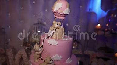 一个带熊<strong>的孩子的</strong>蛋糕，一个大<strong>的</strong>粉红色蛋糕，一个<strong>孩子的</strong>生日蛋糕